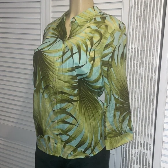 Tommy Bahama Floral Leaf Print 3/4 Sleeve Button Down Shirt. Size Medium - Picture 2 of 4